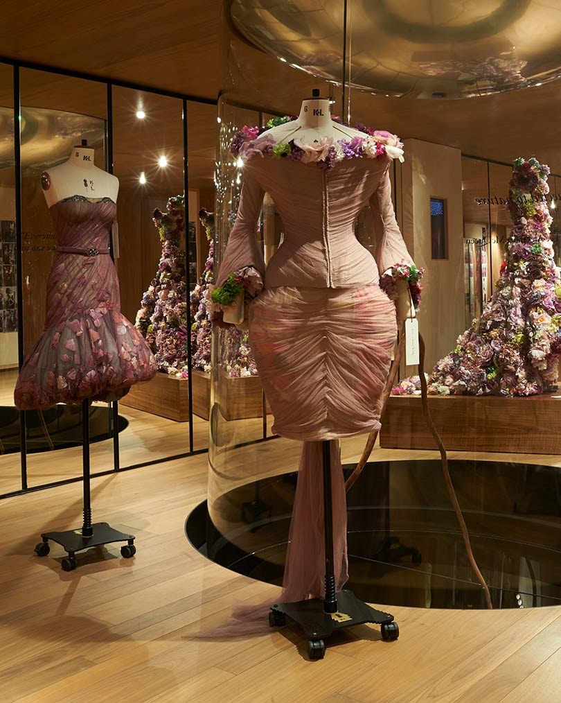 Alexander McQueen opens ‘Roses’ exhibition at London flagship Alexander McQueen opens ‘Roses’ exhibition at London flagship